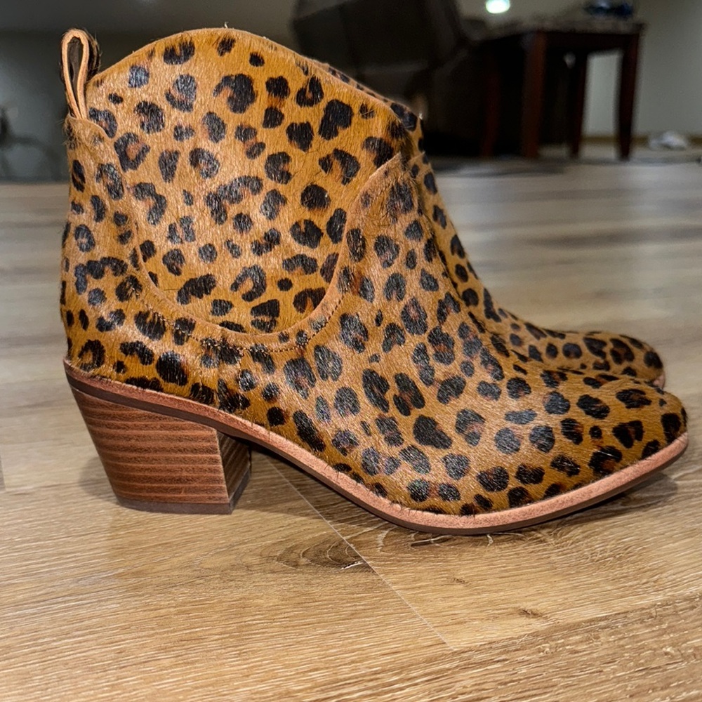 UGG Brown Ankle Boots with Western Design and Chunky Heel